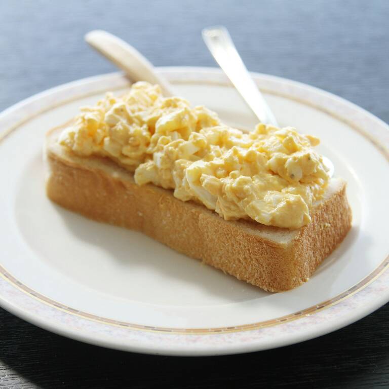 Scrambled eggs on toast