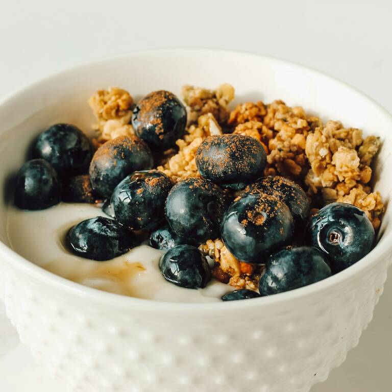 Yoghurt with granola and fruit